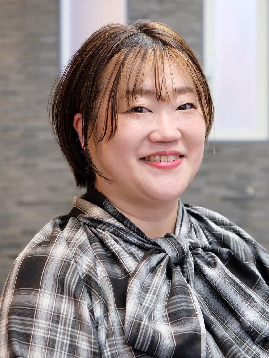 スタイリスト　反保　有希恵